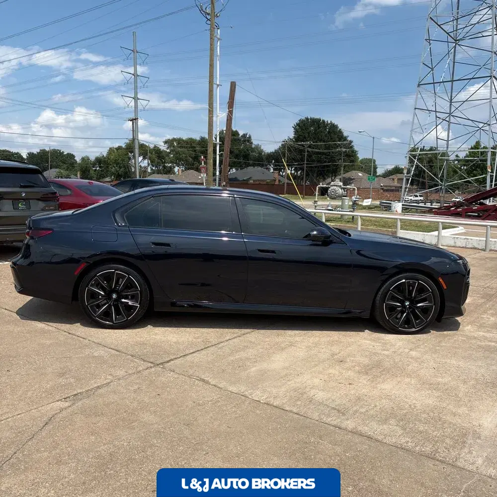 2023 BMW 7-Series 740i