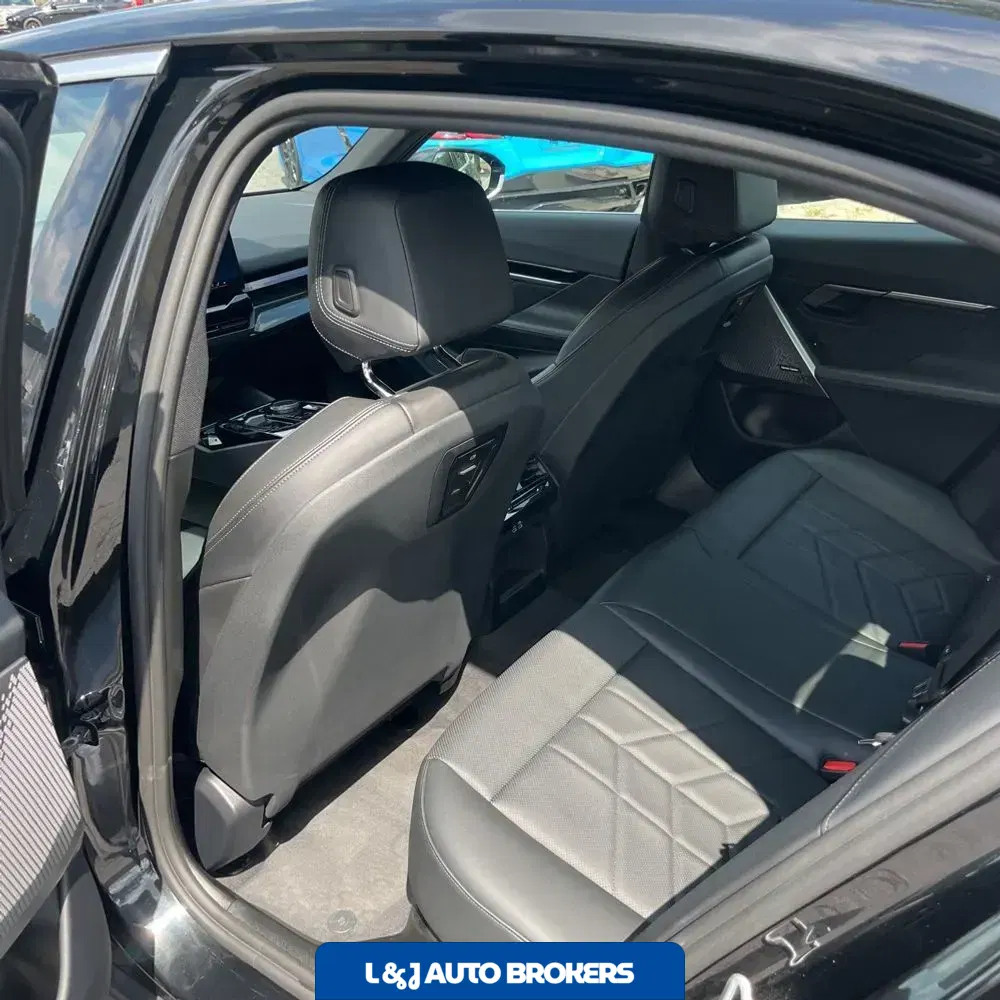 2025 BMW 5-Series 530i