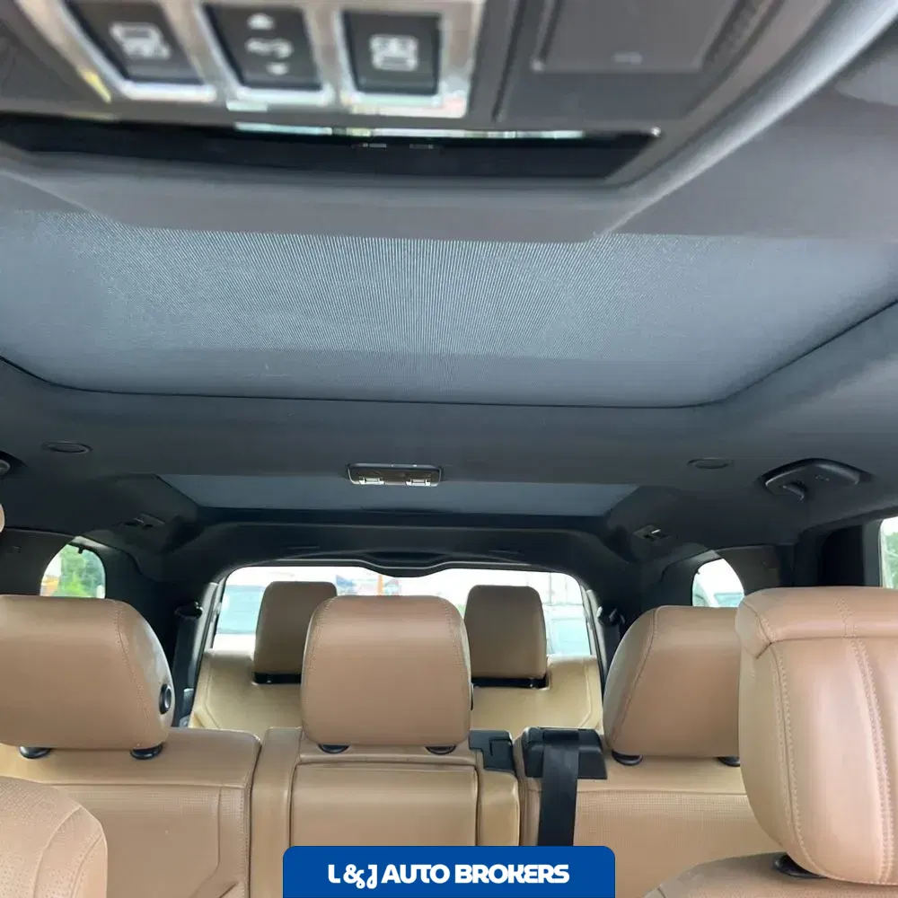2024 Land Rover Discovery Dynamic SE P360