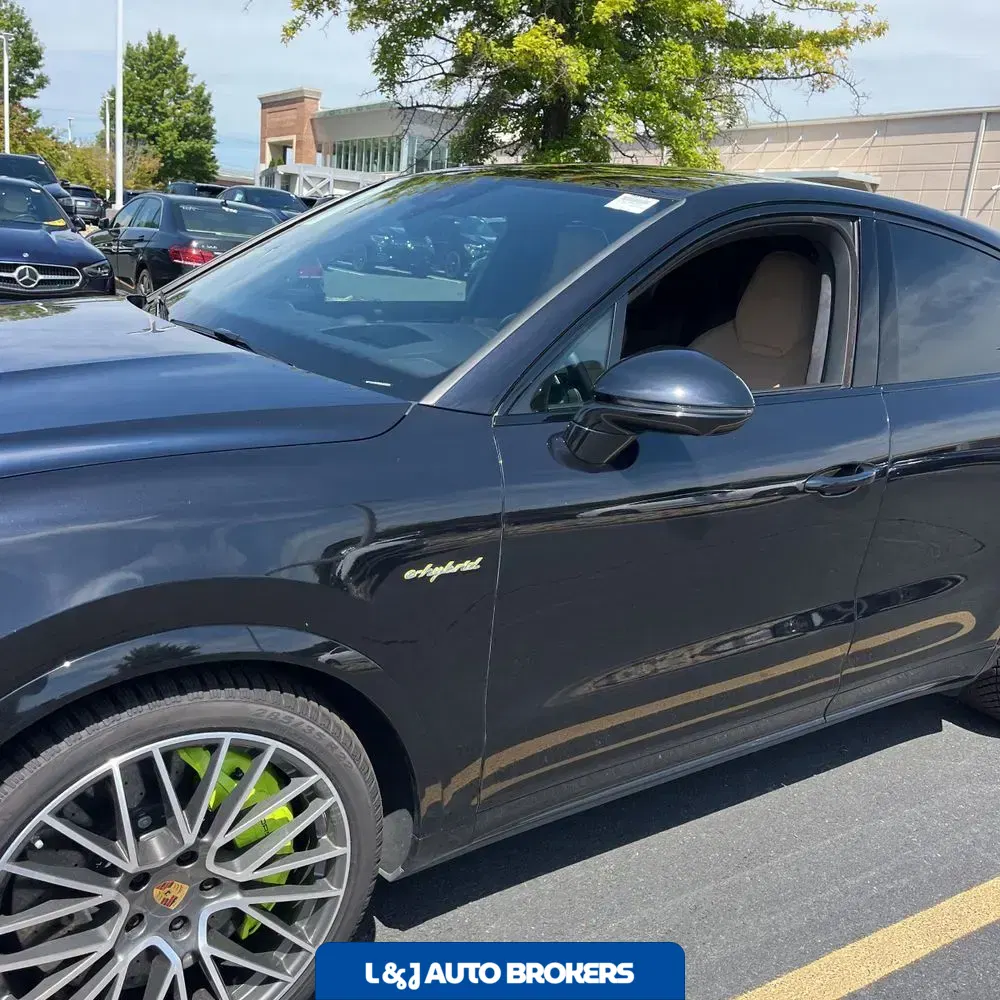 2022 Porsche Cayenne Turbo S E-Hybrid Coupe