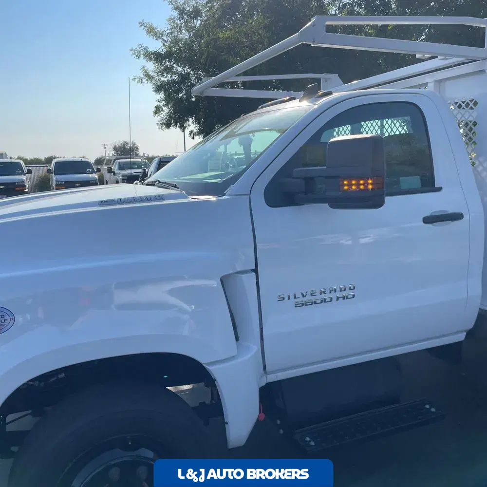 2023 Chevrolet Silverado 5500 W/T