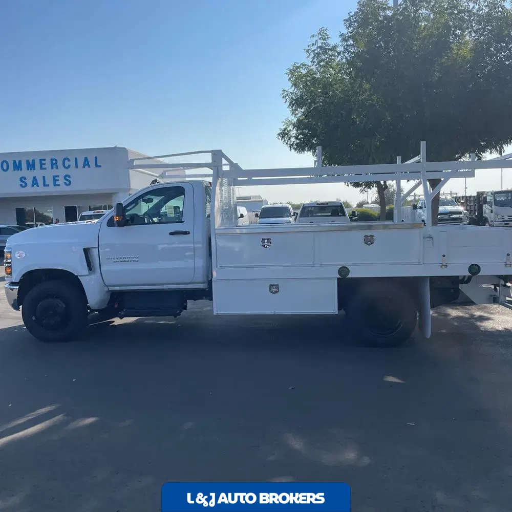 2023 Chevrolet Silverado 5500 W/T