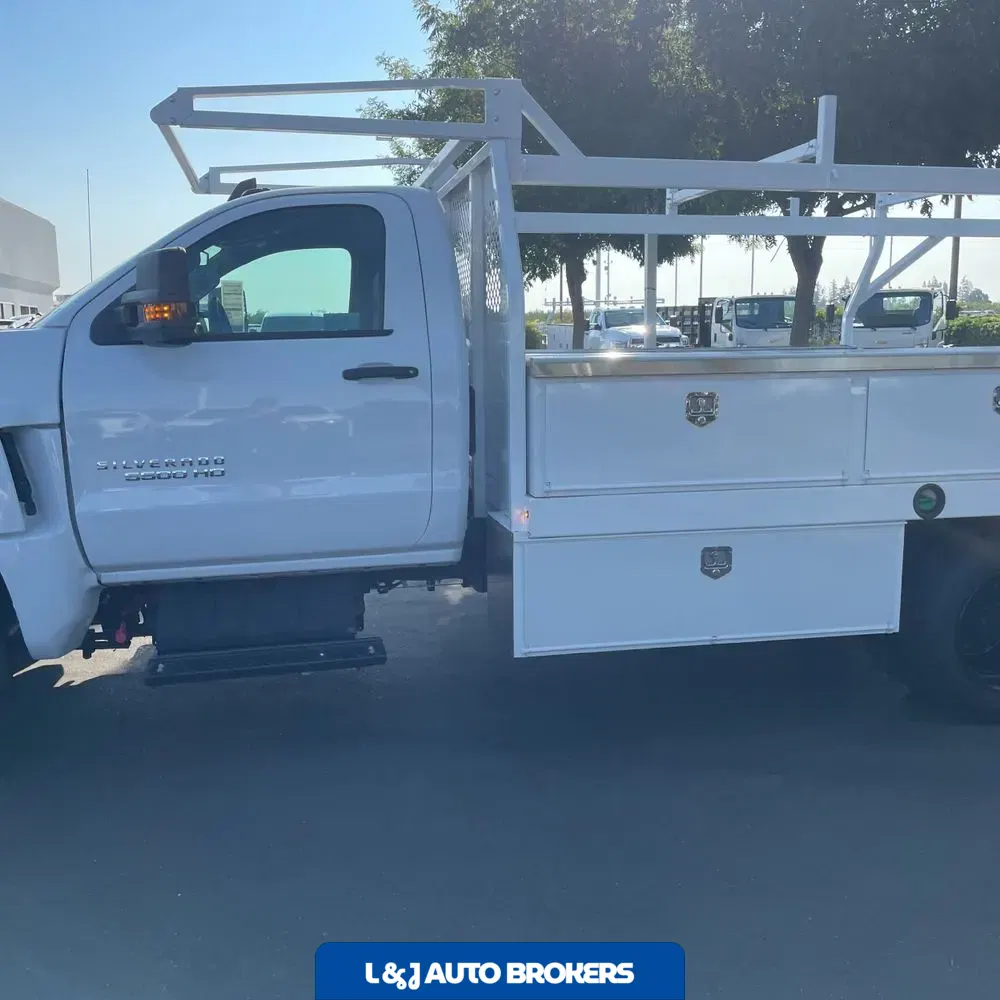 2023 Chevrolet Silverado 5500 W/T