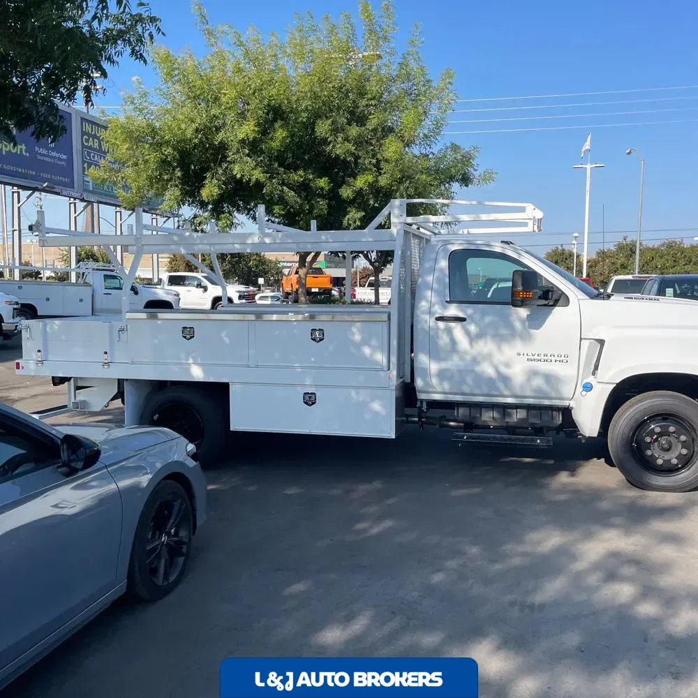 2023 Chevrolet Silverado 5500 W/T