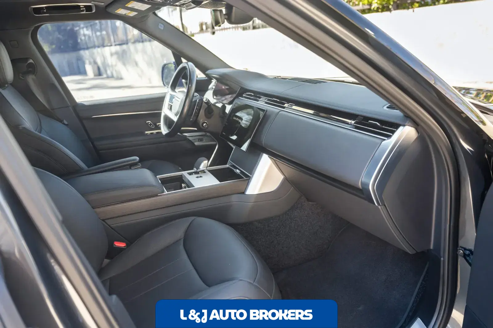 2024 Land Rover Range Rover P400 SE LWB