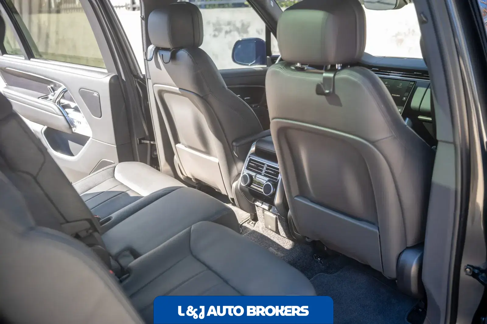 2024 Land Rover Range Rover P400 SE LWB