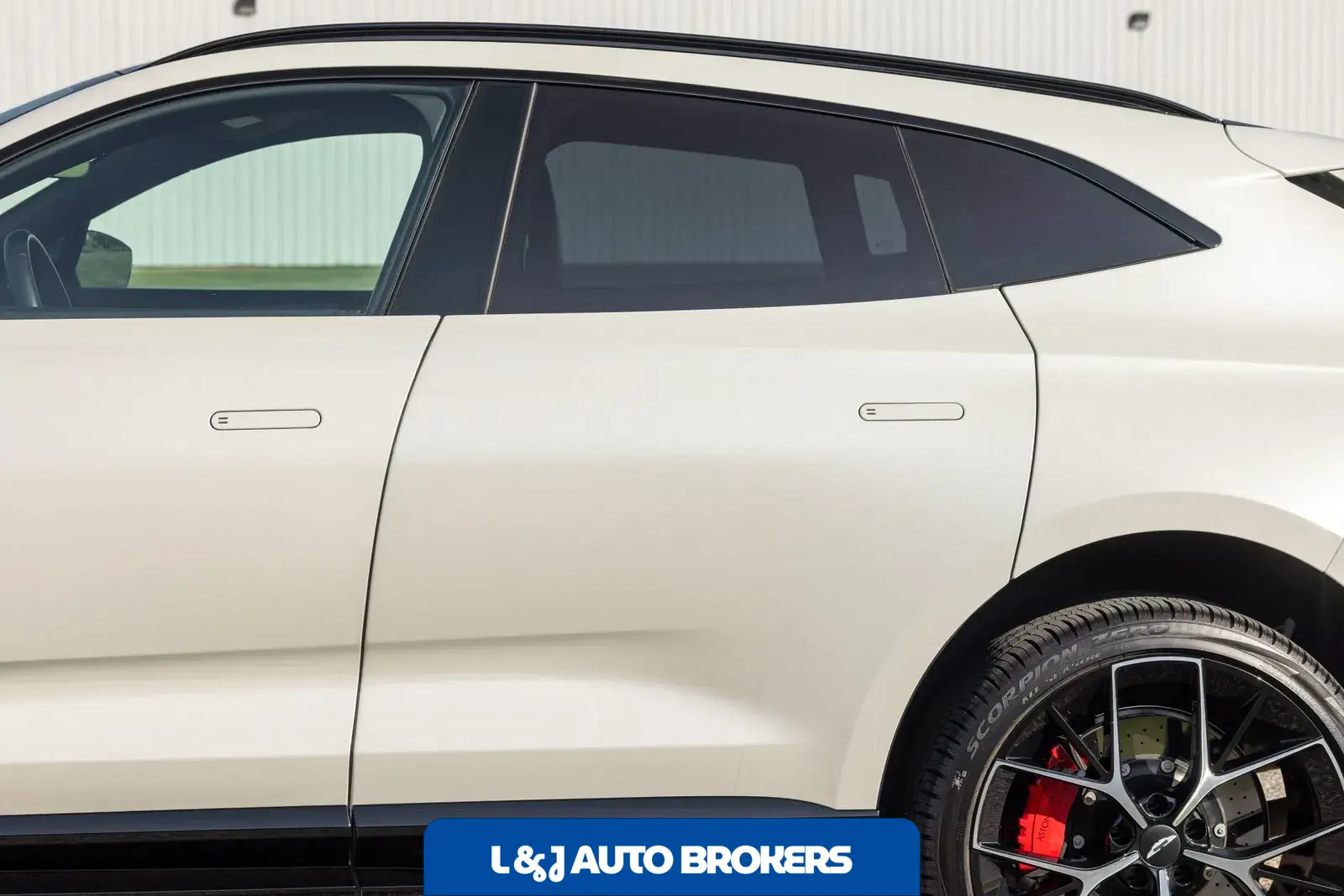 2025 Aston Martin DBX707