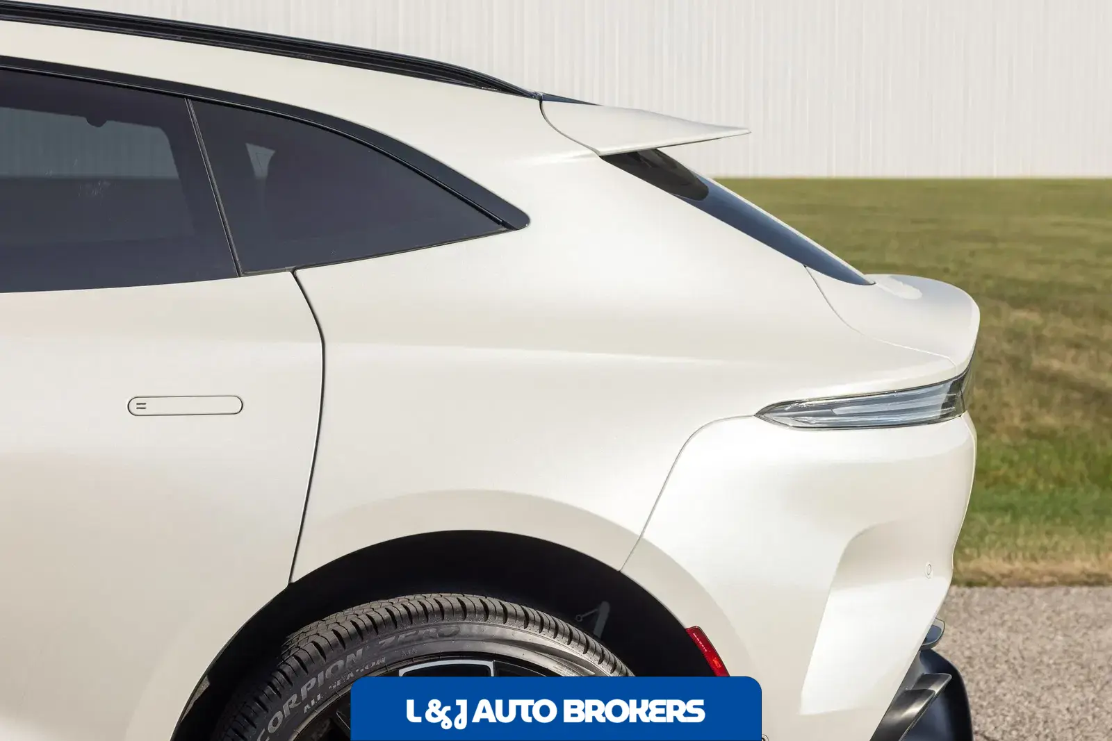 2025 Aston Martin DBX707