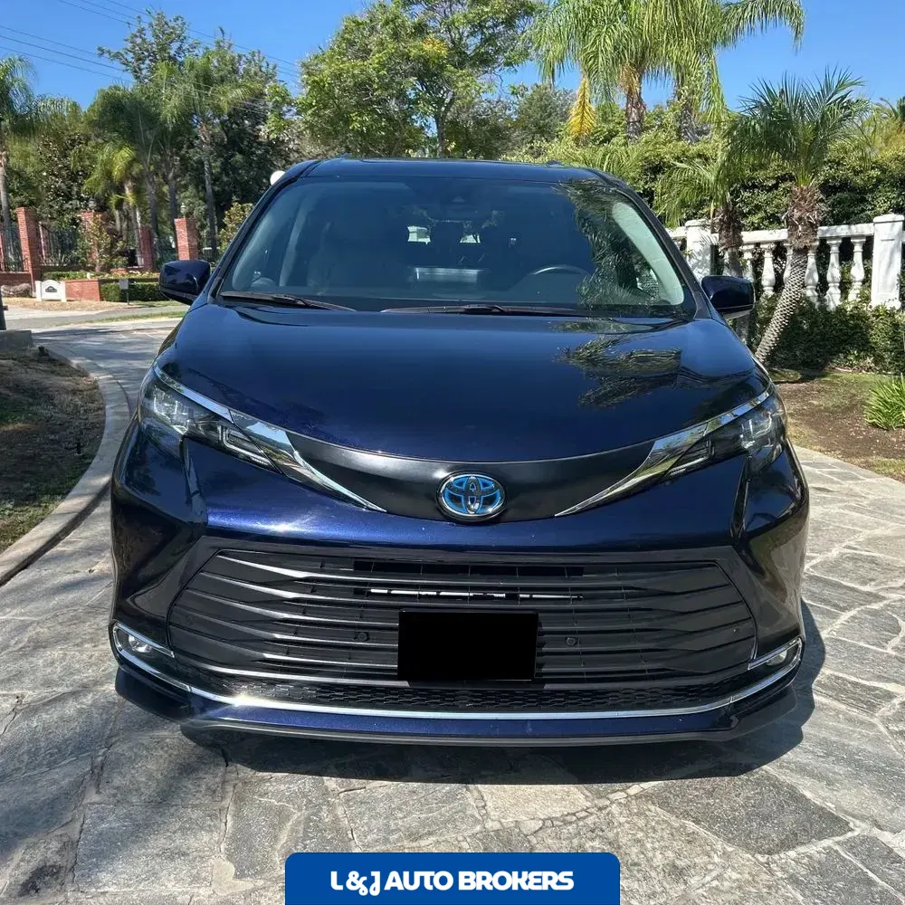 2024 Toyota Sienna XLE 8-Passenger