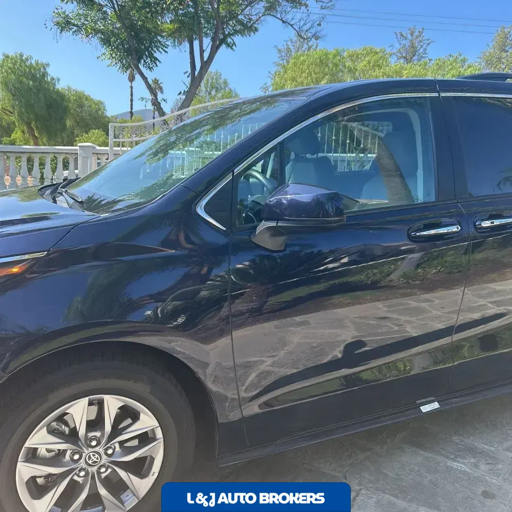 2024 Toyota Sienna XLE 8-Passenger