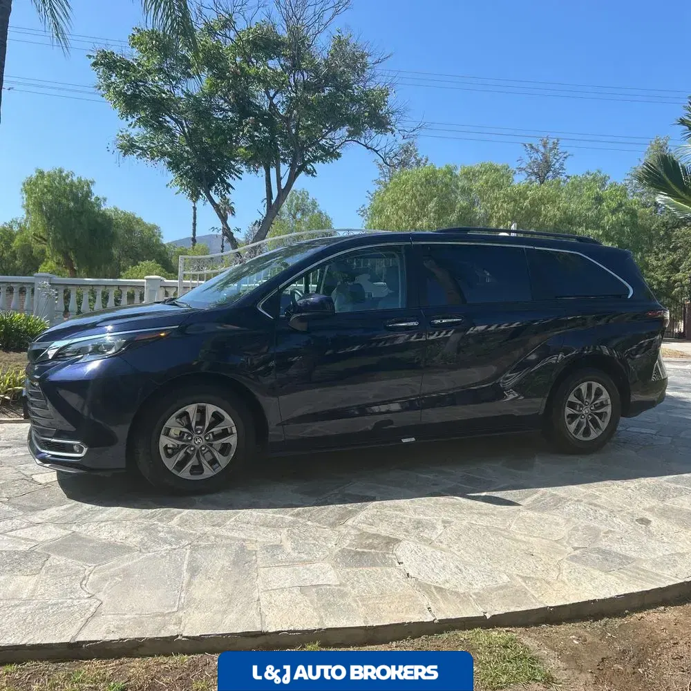 2024 Toyota Sienna XLE 8-Passenger