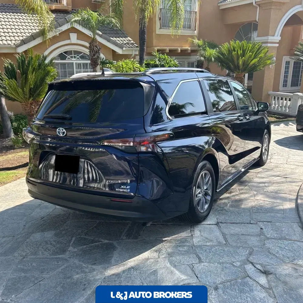 2024 Toyota Sienna XLE 8-Passenger